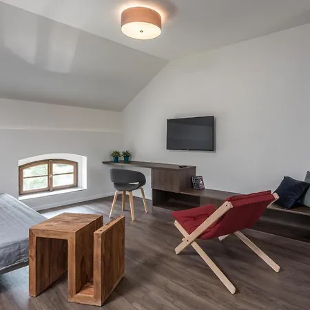 Statek U Prahy Guest house Skvorec