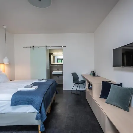 Statek U Prahy Guest house Skvorec