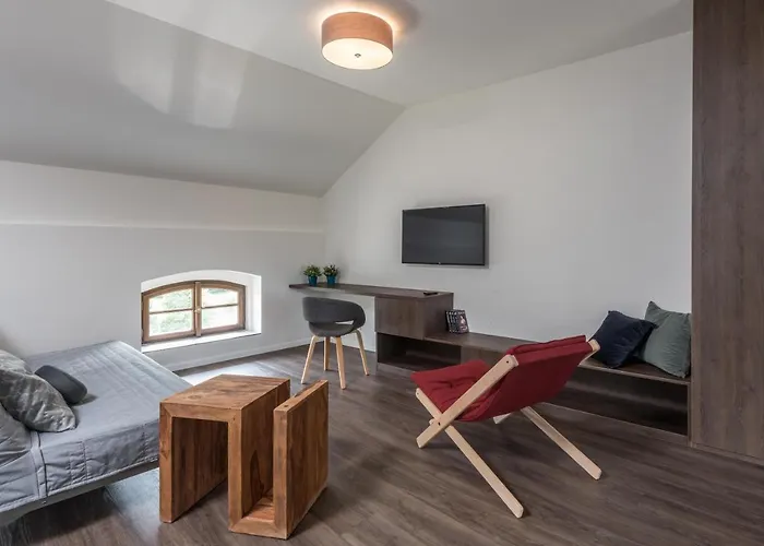 Statek U Prahy Guest house Skvorec